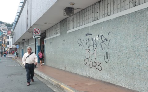 Algunas paredes en los exteriores del mercado se encuentra garabateadas. No es vistoso.