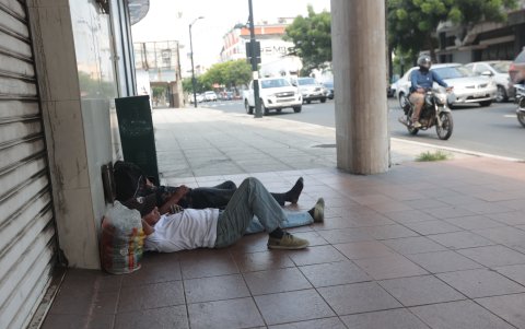 Entorno.  A pocos pasos del mercado se ve a toda hora personas dormidas en los portales.