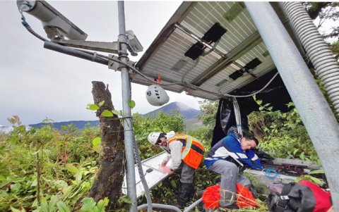 Marco Solís realizando mantenimiento de estaciones de Monitoreo en el volcán El Reventador.