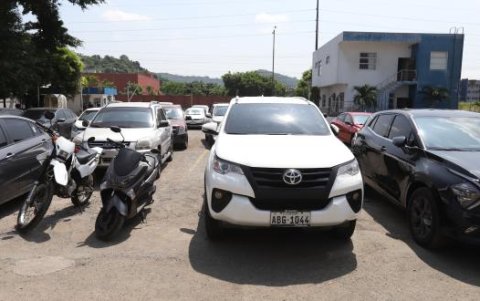 Estos fueron los vehículos que se hallaron junto a los detenidos.