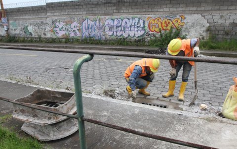 En varios puntos se efectúa el reemplazo de rejillas. Algunas ya están obsoletas. Hasta el momento se han repuesto 90 piezas.