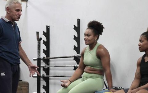 Angie Palacios (d) y su hermana Neisi Dajomes (c) se prepararon para el Mundial bajo la supervisión de Alexei Ignatov (i).