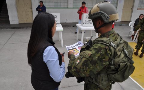En la Unidad Educativa “Victoria Vásconez Cuvi” se desarrolló el primer simulacro electoral.