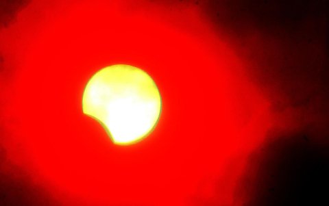 Imagen de archivo de un eclipse total de sol en la capital mexicana.