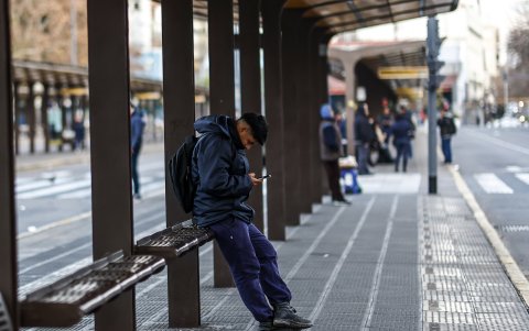 Una persona permanece en una parada de autobús en Buenos Aires (Argentina).