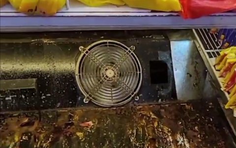 Estante.- Se ve el mal estado de una percha en uno de los supermercados clausurado.