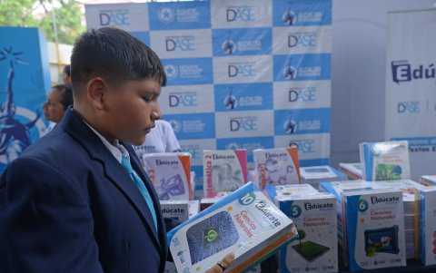 José Pilla, del colegio San José Santa Ana, fue uno de los primeros alumnos que recibió los textos.