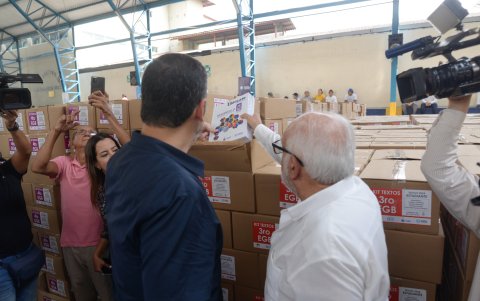 La entrega de los textos escolares está a cargo de la DASE. Fundación Ecuador es el ente a cargo de la distribución.