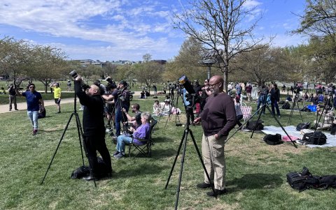 Cientos de personas se reunieron para la llegada del eclipse solar, desde la Explanada Nacional en Washington (EE. UU).