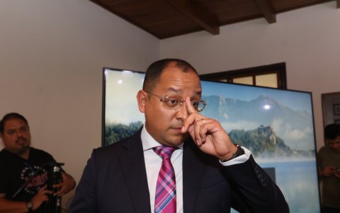 Dato. Más temprano, en una rueda de prensa dada este 8 de abril de 2024, la defensa de Glas señaló que no ha podido ver a su cliente desde que llegó a la ciudad de Guayaquil.