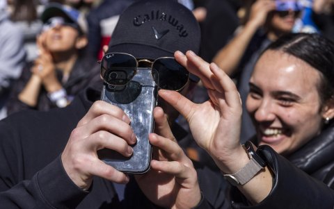 Los visitantes del Museo Público de Milwaukee observan el eclipse solar casi total en Milwaukee, Wisconsin.