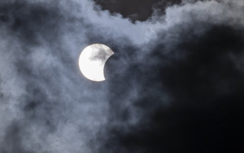 Fotografía del eclipse solar visto desde el vivero la pitahaya este lunes 8 de abril, en Managua (Nicaragua).