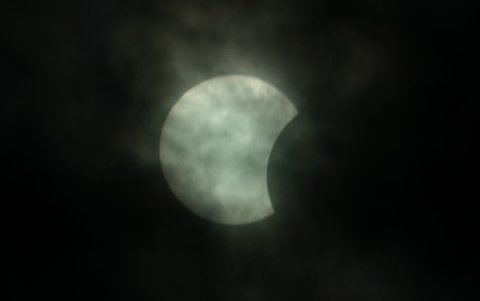 Fotografía del eclipse solar este lunes 8 de abril, en la Ciudad de Torreón (México).