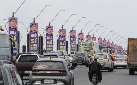 El Puente de la Unidad Nacional amaneció, este lunes 8 de abril, repleto de propaganda electoral a favor del 