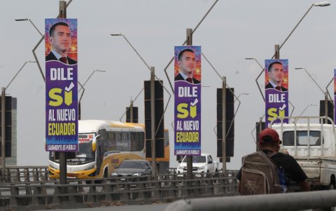 Así luce desde la mañana de este 8 de abril, el Puente de la Unidad Nacional, Guayaquil. La campaña por la Consulta Popular empezó el 7 de abril.