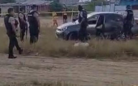 Agentes policiales buscaron indicios en el carro y alrededores.