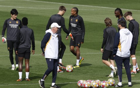 El entrenador del Real Madrid Carlo Ancelotti durante el entrenamiento del equipo este lunes 8 de abril en la Ciudad Deportiva de Valdebebas.
