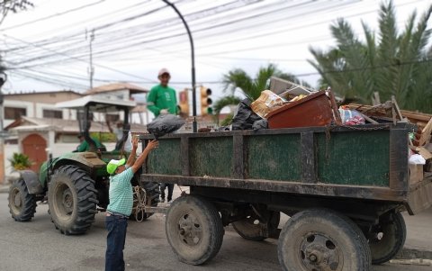 Recolección. Hasta en camionetas alquiladas o con ayuda de pequeños tractores, en Playas se recoge la basura. La ciudadanía se queja de vivir bajo esas circunstancias ya varios años.