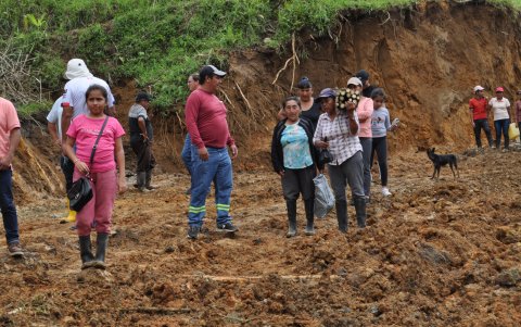 Los puentes improvisados por los habitantes fueron destruidos por la fuerza del agua.