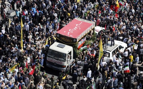 Iraníes se reúnen alrededor de un camión que transporta los ataúdes de los miembros del Cuerpo de la Guardia Revolucionaria Islámica que murieron en un ataque aéreo en Siria.
