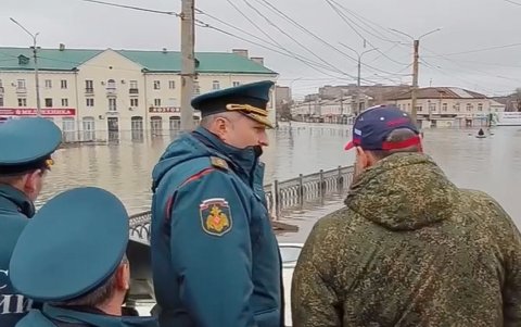 El ministro de Emergencias de Rusia, Alexander Kurenkov (C), inspecciona la zona de inundación en Orsk, región de Orenburg, Rusia.