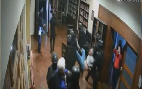 En la presentación se observa cómo Glas es llevado por policías ecuatorianos.