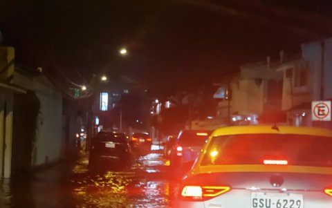 La noche del pasado 8 de abril, la avenida Rodrigo Chávez, en Urdesa, fue una de las afectadas por el aumento de la marea.