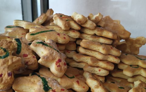 Rosa Chaca a sus 94 años de edad continúa elaborando los tradicionales dulces de almidón de achira y pan.