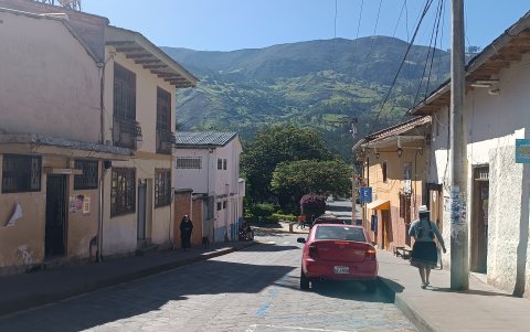 Las calles céntricas de este cantón azuayo son de adoquín y sus casas se mantienen de adobe.