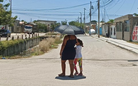Carencias. Lo que se ve en esta calle de La Libertad se replica en los barrios de Santa Elena y Salinas. No hay suficientes árboles, pero sobra maleza. Los canales de agua están insalubres.
