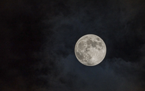 Referencial. Este fenómeno resulta en una ligera disminución del brillo lunar