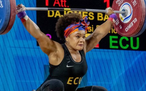 Neisi Dajomes durante su participación en el Mundial de Levantamiento de Pesas donde selló su clasificación a los Juegos Olímpicos París 2024.