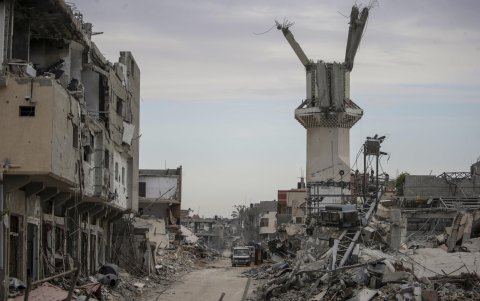 Una vista muestra los escombros de las casas destruidas tras una operación militar israelí en Khan Younis, en el sur de la Franja de Gaza.