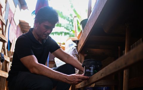 El profesor Rodrigo Gurgel, del Laboratorio de Parasitología Médica y Biología de Vectores, instala una trampa de larvicida para mosquitos en el barrio Santa Luzia, a las afueras de Brasilia.