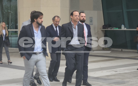Carlos Pólit llegando junto a su defensa y familia.