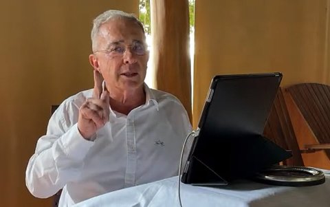 Fotografía que muestra una captura de pantalla este miércoles del expresidente Álvaro Uribe durante una declaración leída en sus redes sociales.