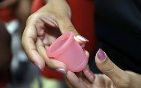 Un detalle de una copa menstrual.