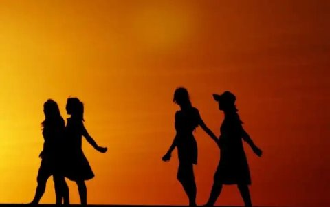 La herencia genética interviene en la aparición de la menopausia.