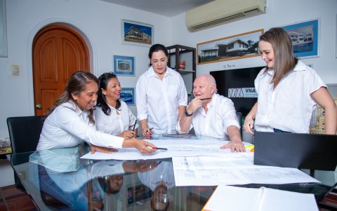 Vicente Negrete Alvear junto a su equipo.