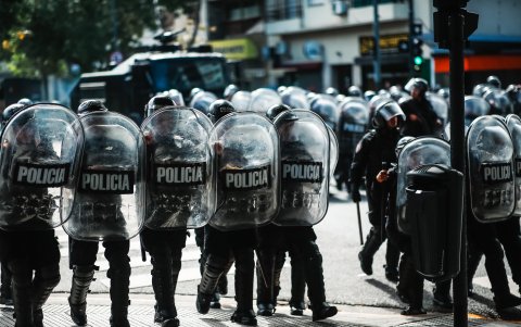 Policías vigilan durante una manifestación contra el presidente de Argentina Javier Milei en la Avenida 9 de Julio este miércoles, en Buenos Aires (Argentina).
