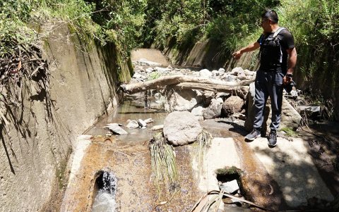 Los vecinos señalaron que a lo largo del canal se puede encontrar troncos y basura que obstruye el flujo del agua. Los gaviones que se construyeron hace treinta años están destruidos.