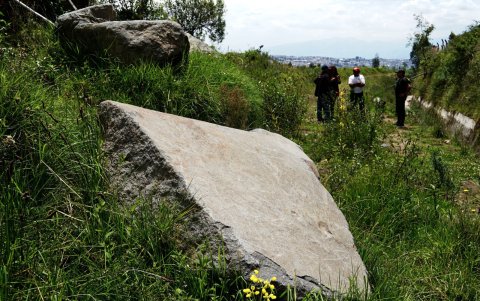 Estas son las rocas que bajaron por la quebrada y taparon el canal, lo que provocó el aluvión del 2019