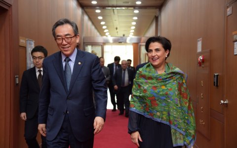 Ministro de Asuntos Exteriores de Corea del Sur junto a la canciller ecuatoriana Gabriela Sommerfeld.