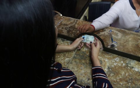 Situación. Hay miedo por parte de los ciudadanos al momento de entregar su cédula en las casas comerciales.