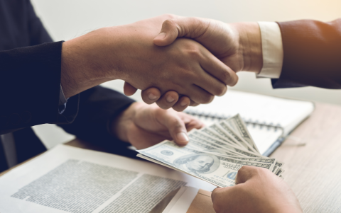 El crédito directonormalmente se le otorga a la persona con buen récord crediticio: Es una alternativa sencilla que no requiere intermediarios bancarios.