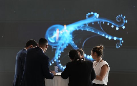 Varios visitantes en uno de los stands durante la segunda jornada de la Conferencia del Decenio de los Océanos de la Unesco en Barcelona.
