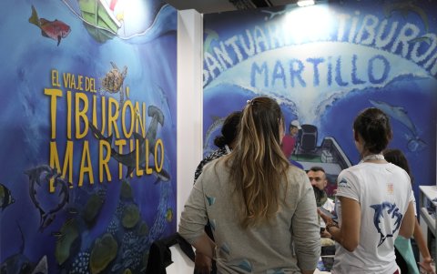 Unas personas recorren uno de los stands que presentes en la Conferencia del Decenio de los Océanos de la Unesco en Barcelona.