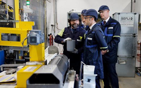 Un técnico sostiene una pieza de una línea de producción en la visita del presidente francés a la empresa de polvos y explosivos Eurenco En Bergerac, suroeste de Francia, el 11 de abril de 2024.