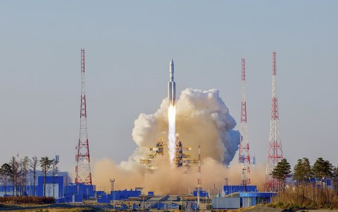 El Angará-A5 despegó a la hora prevista, las 12.00 hora de Moscú (09.00 GMT), desde la rampa de lanzamiento 1A de la región de Amur, según informó la agencia espacial rusa, Roscosmos.