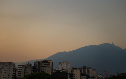 Una humareda ocasionada por incendios ha cubierto buena parte de Caracas, donde ha habido más de una decena de focos en áreas forestales esta semana.
